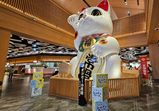 Otafuku the Giant Beckoning Cat