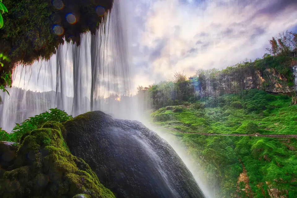 2_Water Curtain Cave