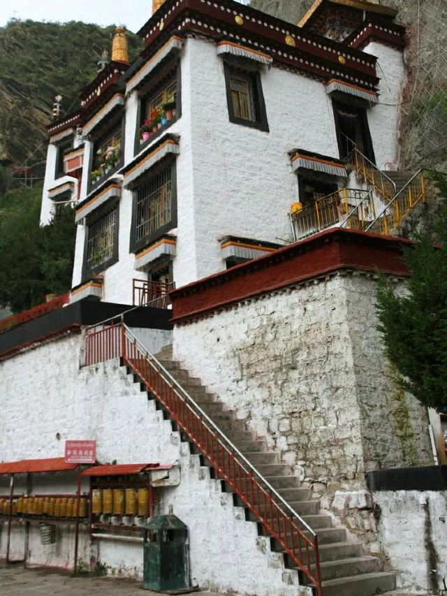 魯普岩寺