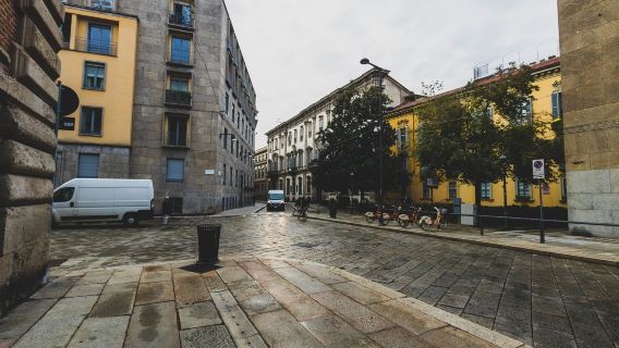 กัลเลรีอาวิตโตรีโยเอมานูเอเลเซคอนโด + มหาวิหารมิลาน + โรงอุปรากรลา สกาลา + ทัวร์ 1 วัน จัตุรัสธุรกิจ