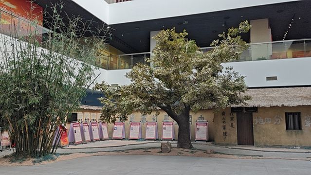 Soviet Cadre Good Style Exhibition Hall