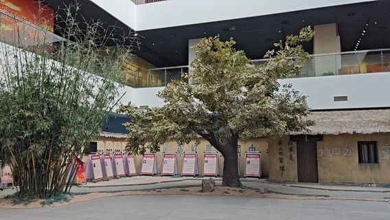 Soviet Cadre Good Style Exhibition Hall