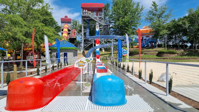 Wet 'n Wild Emerald Pointe Water Park