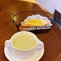 跟朋友在CAFÉ輕鬆度過晚餐時間