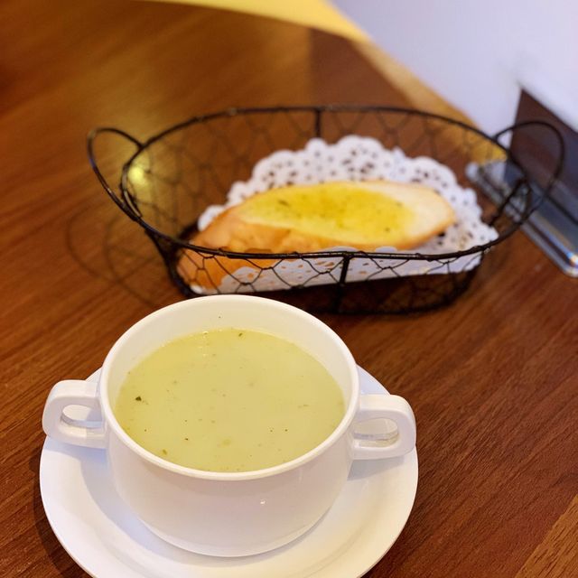 跟朋友在CAFÉ輕鬆度過晚餐時間