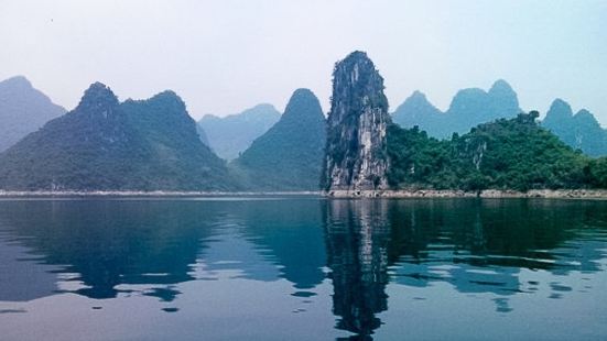 大龍湖景區由大龍湖和大龍洞兩部分組成，大龍湖被群山環抱，擁有