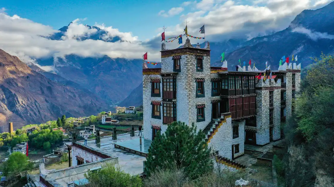 Hotels near Mo'erduoshen Mountain