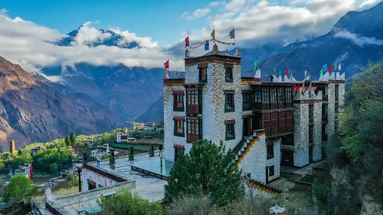 Hotels near Mo'erduoshen Mountain