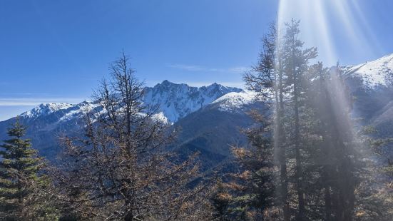 白馬雪山位於雲嶺山脈中部，屬於國家級自然保護區，被稱為&ld