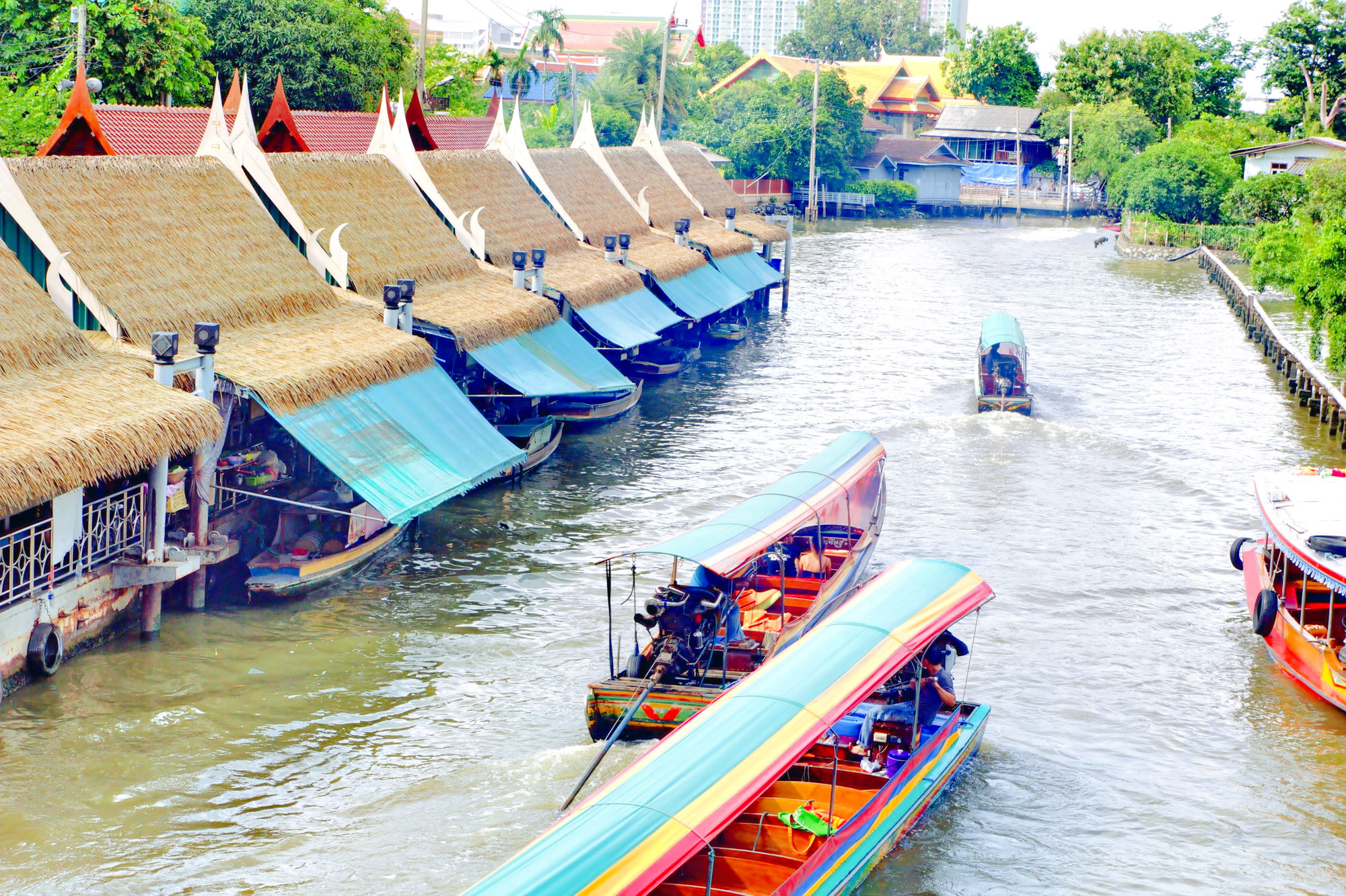 Các khách sạn gần Taling Chan Floating Market