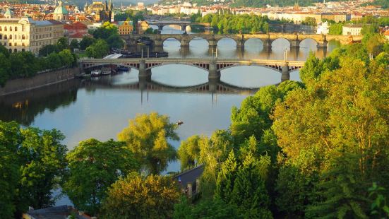 伏尔塔瓦河是捷克境内最长的河，捷克有好几个重要的城市坐落在这