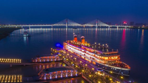 Башня Желтого Журавля + Мост через реку Янцзы + Пешеходная улица Цзянхань + Пляж реки Ханькоу + гид Чжиинь