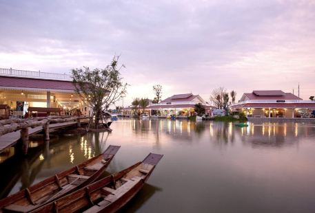 Sam Phan Nam Floating Market