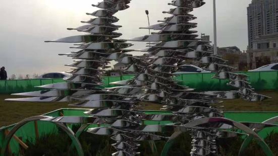 凌水湾雕塑公园位于大连高新技术产业园区、星海湾跨海大桥东面出