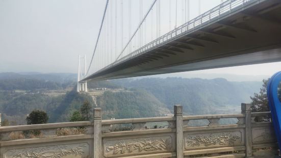 從高速公路進入騰衝的必經之路，在橋的兩側，都設置了休息站，供