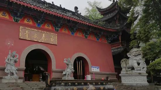 寺院始建于唐代初年，已有一千多年历史，现有建筑多为明清时期重