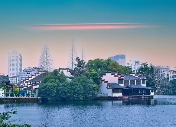 Nanchang University Qianhu Campus Gymnasium周辺のホテル