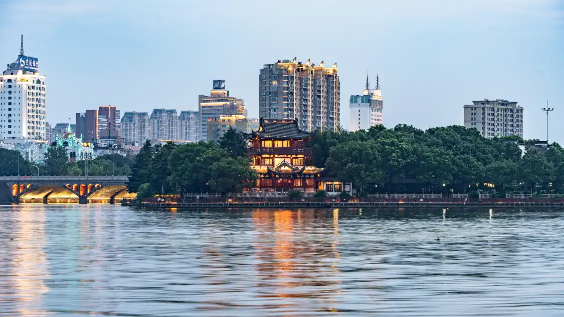 Hotels near Huang Binhong Art Gallery