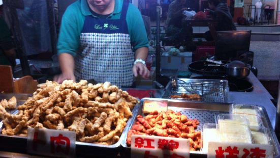 台湾的这家民宿开在闹市区里办网，这里的夜市都开始了，感觉特别