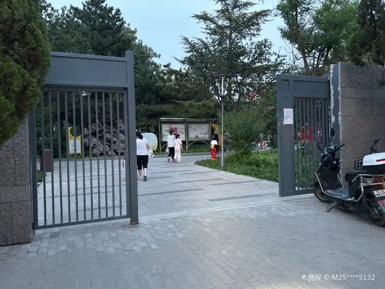 Hotels near Jinsong Wuqu Park