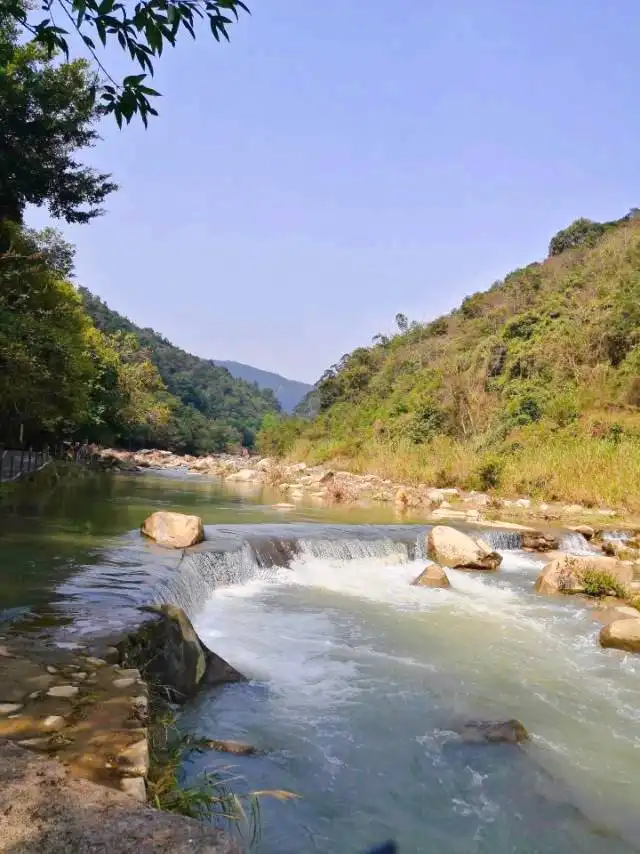 Hotels near Qishi River