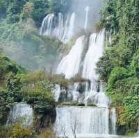 น้ำตกงามอลังการในหุบเขา
