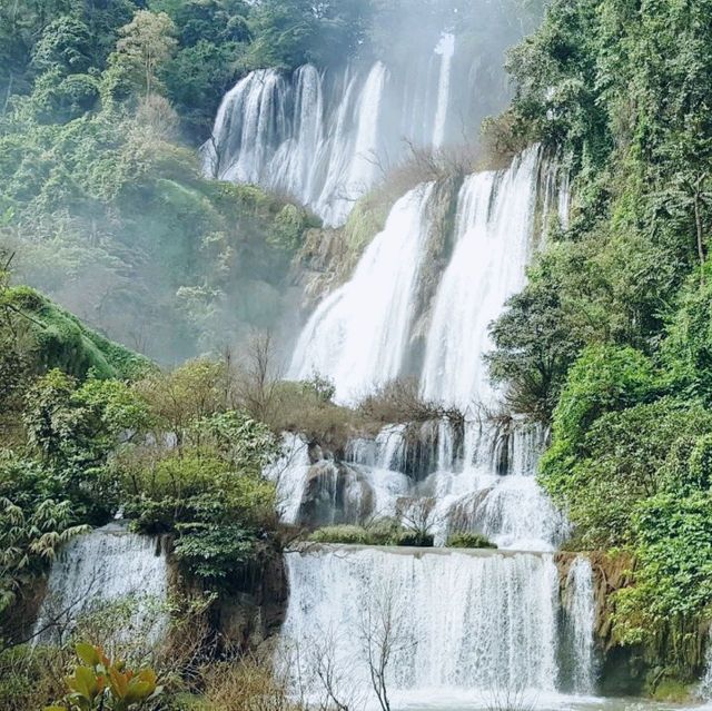 น้ำตกงามอลังการในหุบเขา