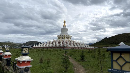 稻城白塔景区是位于稻城市区的一个景点。白塔呈正方形排列。很有