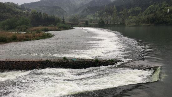 始建于南朝的通济堰，距今已有一千五百多年的历史，是世界上第一