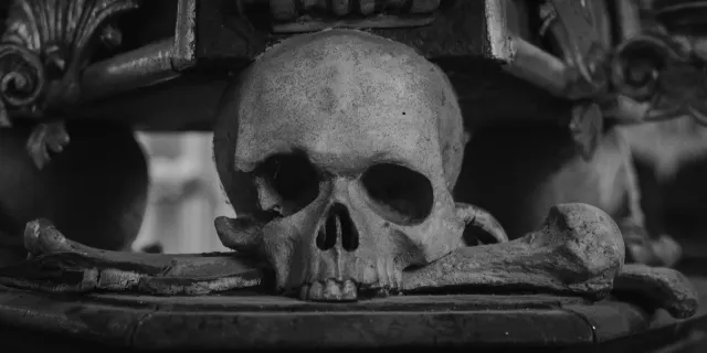 La decoración con huesos y calaveras reales del osario de Sedlec