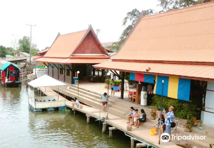 Hotels near Wat Prayasuren