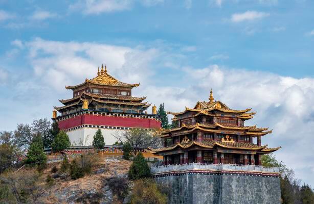 Dukezong Ancient Town-Guishan Park