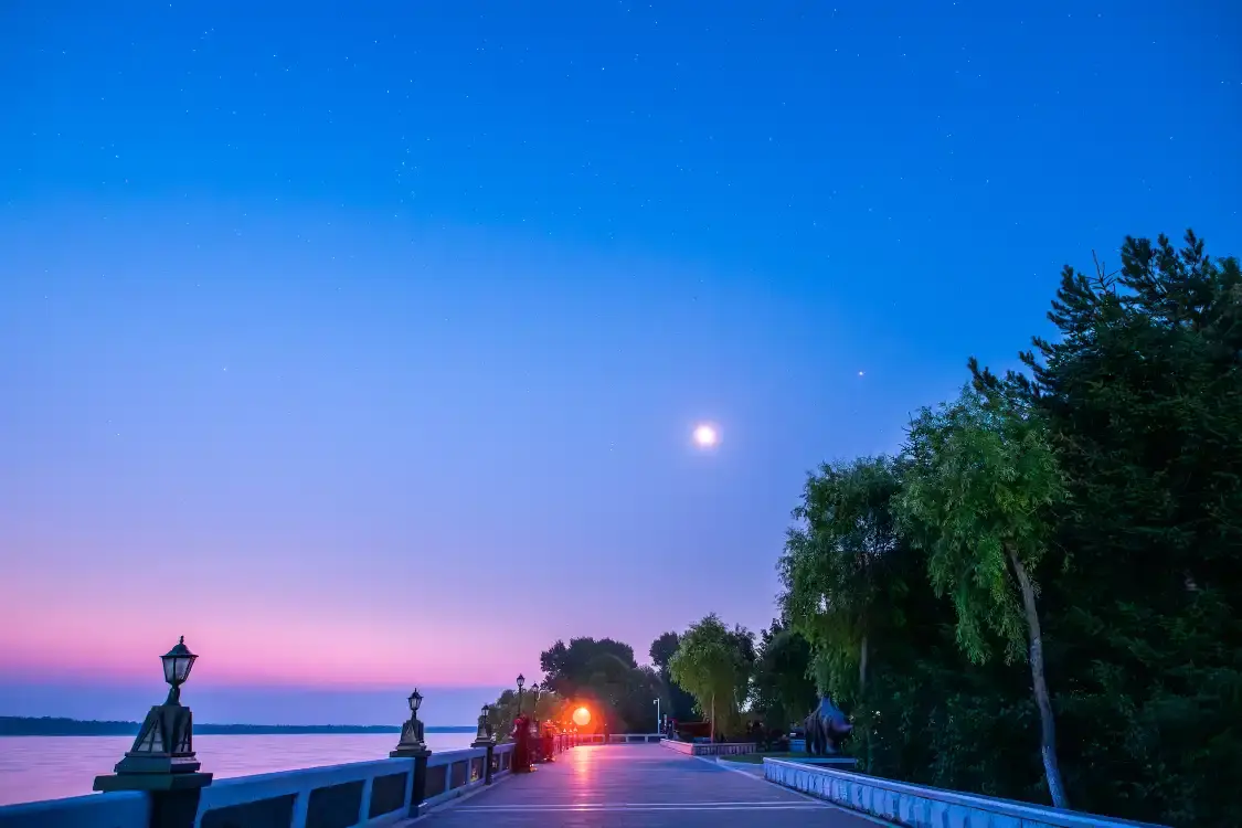 Hotels near Jiangbian Park