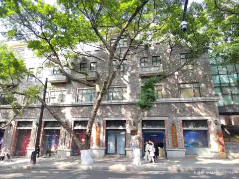 Hotels near Wangqimeishu Museum