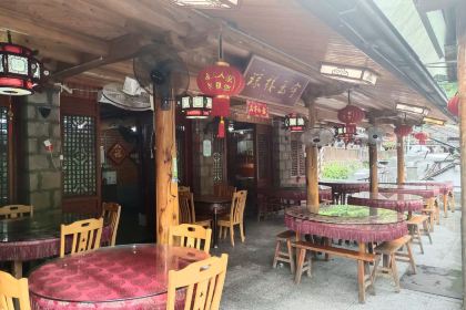 岭上人家琼楼玉宇烤全羊