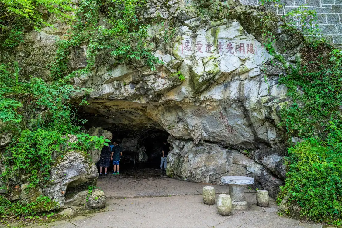 Hotels near Yangming Cave