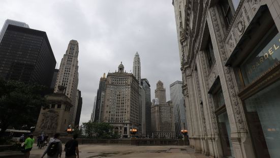 芝加哥最重要的，最富裕的，建筑最新颖的一条景观及金融大街，连