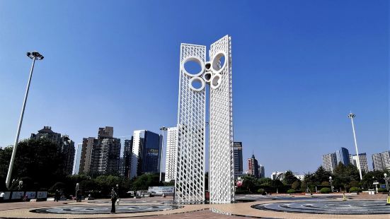 世界风筝都纪念广场，位于中国山东潍坊，是以&quot;风筝文