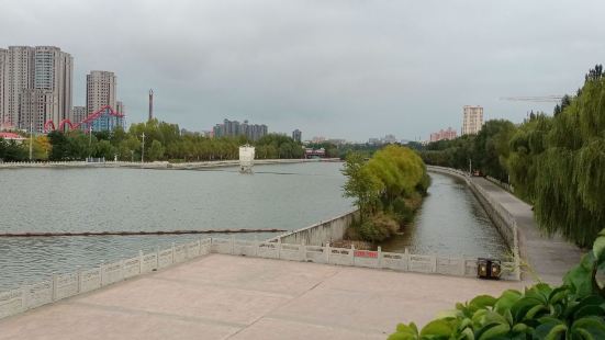 河滨公园位于榆林榆阳区长城路街道人民中路中段，员利用了榆林市