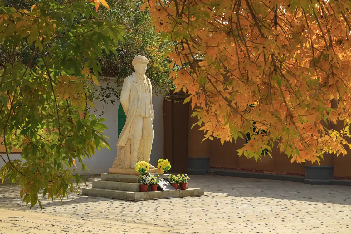 Hotels near Linjilulieshi Memorial Hall