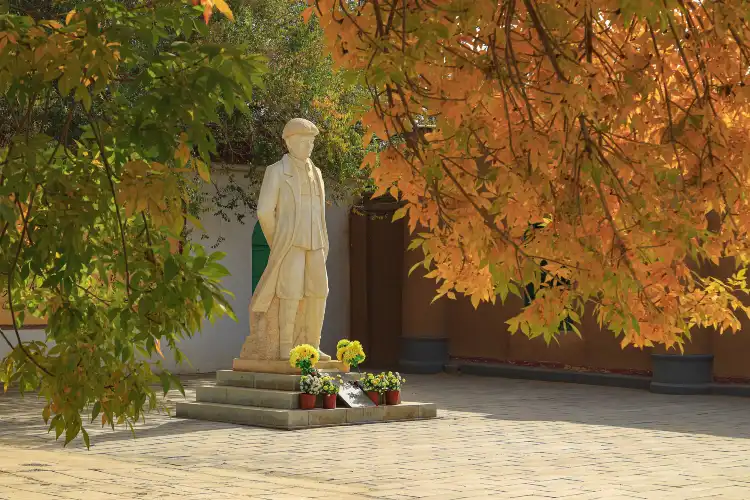 Hotels near Linjilulieshi Memorial Hall