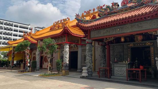 天龙宫是由三间庙宇联手买地兴建，包括汤申路上段四英里半的阜龙