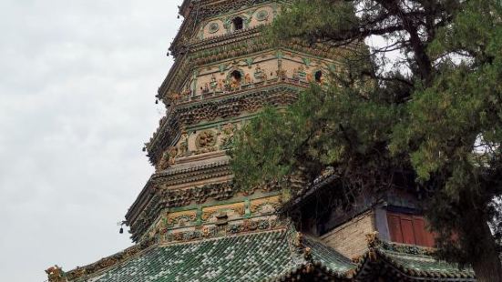 洪洞县最有价值的旅游地应该首选广胜寺，寺内有一座飞虹塔，其前