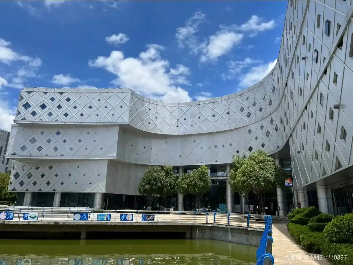 曲靖市科技館周辺のホテル