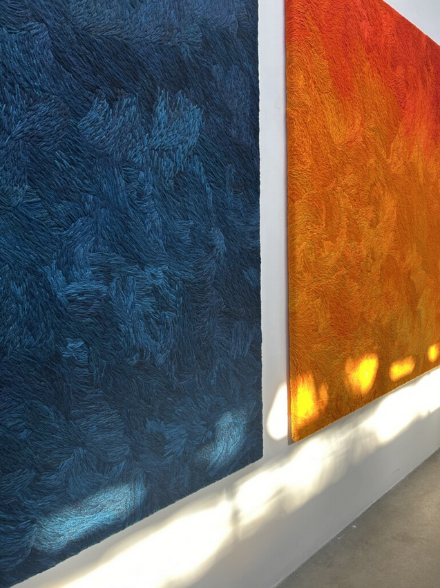 Sarah Crowner: Tableaux en Laine, Pierres en Bronze | Galerie Max Hetzler