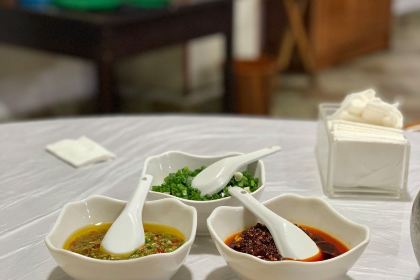 鲁朗纳麦石锅鸡庄园