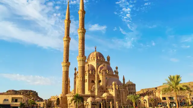 Hotels near Al-Sahaba Mosque