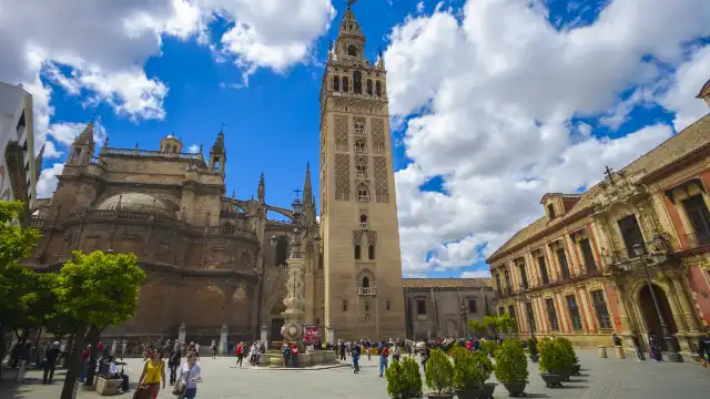 Hotels near La Giralda