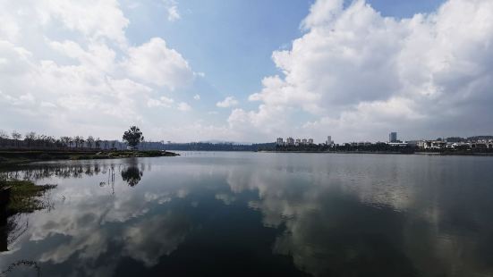 安宁宁湖湿地公园是安宁市新设的一个城市公园，位于安宁市新城区