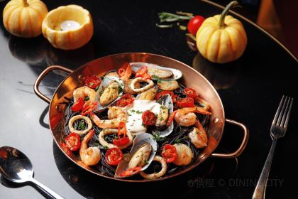 Large Eight Italy Lounge&Restaurant